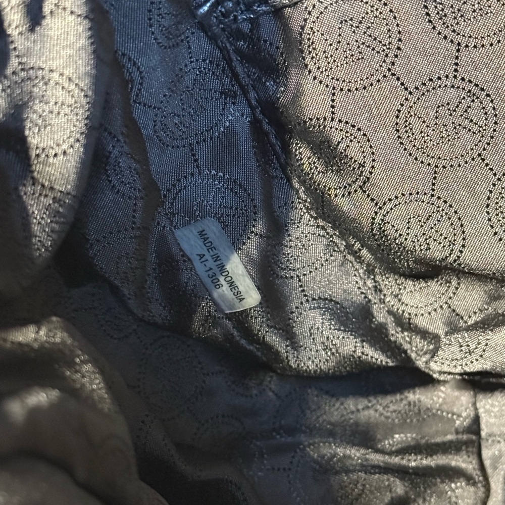 Michael Kors Black Quilted Shoulder Bag with Gold Chain - Picture 3 of 11